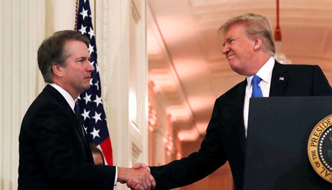 Dommer Jeff Kavanaugh med sin støttespiller, president Trump